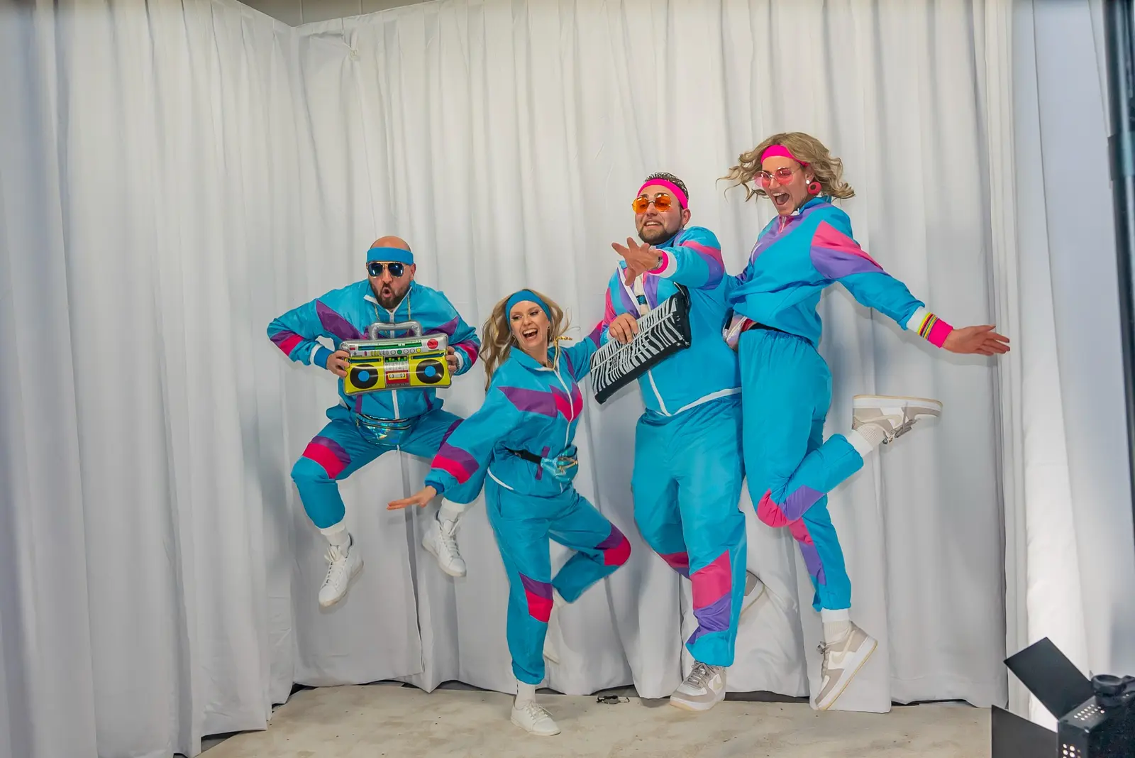 Vier Gäste in blauen Outfits bei einer Bullettime-Aufnahme