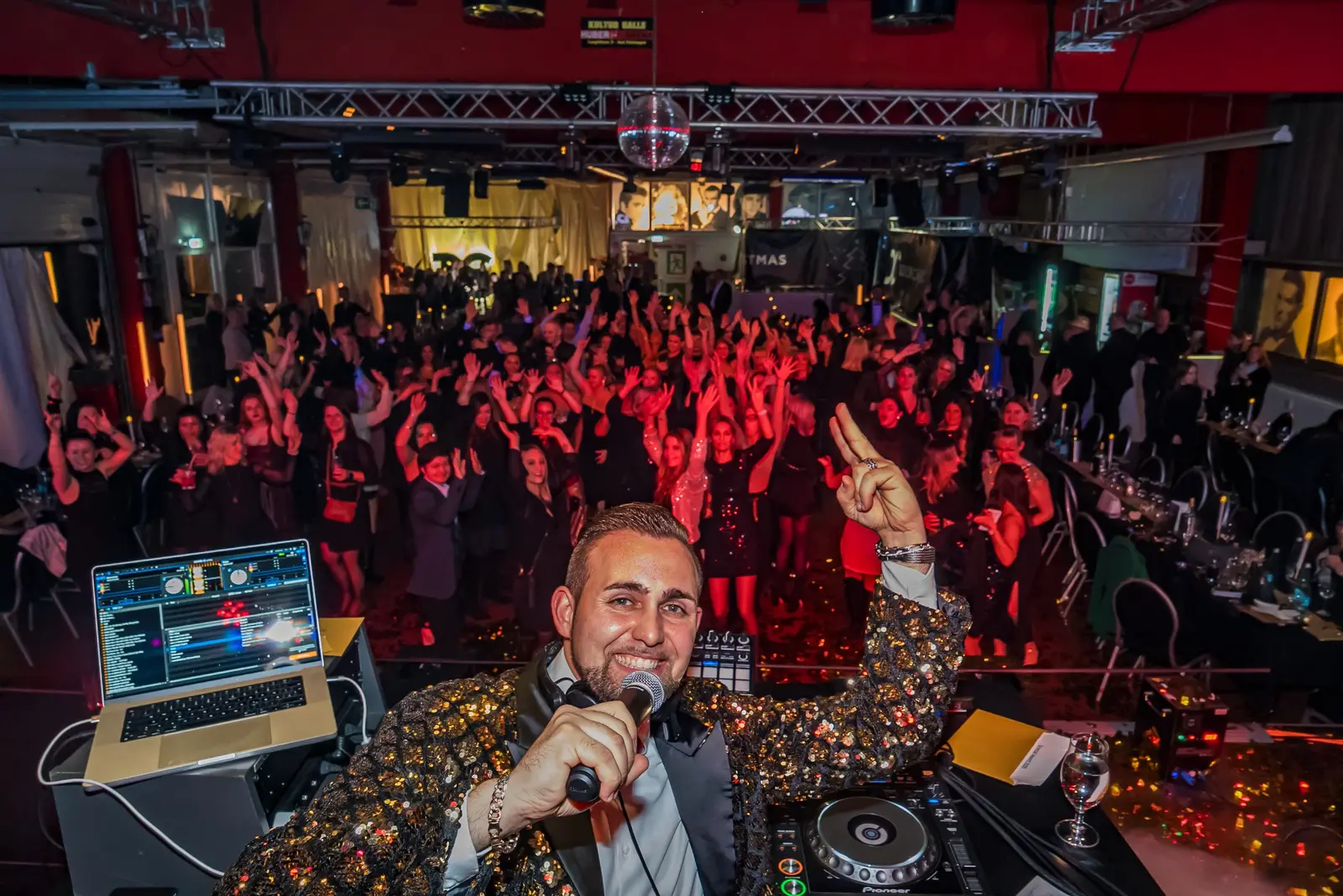 DJ auf einer Bühne vor Publikum