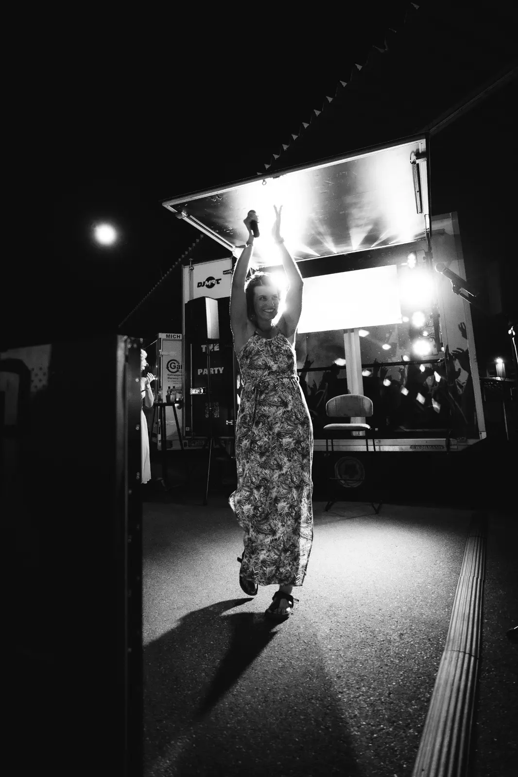Beleuchteter Music Truck am Abend